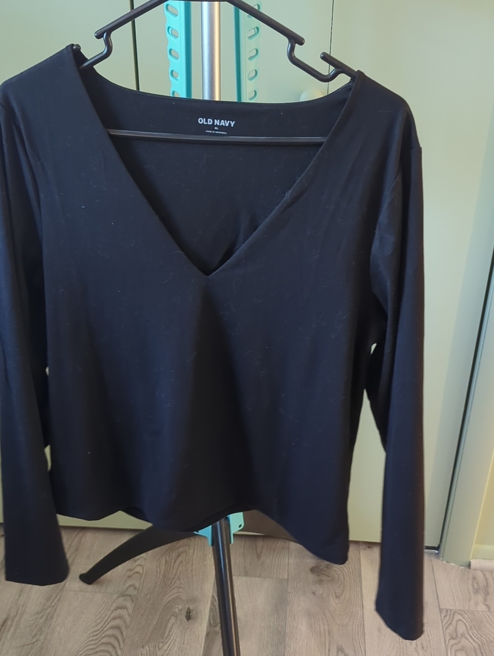 Old Navy Black V-Neck Long Sleeve Top - Classic Solid